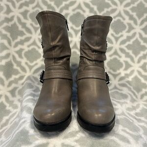 EUC - Woman’s Leather Boot - Grey - Size 7.5